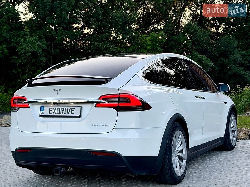 Позашляховик / Кросовер Tesla Model X 2019 в Чернівцях