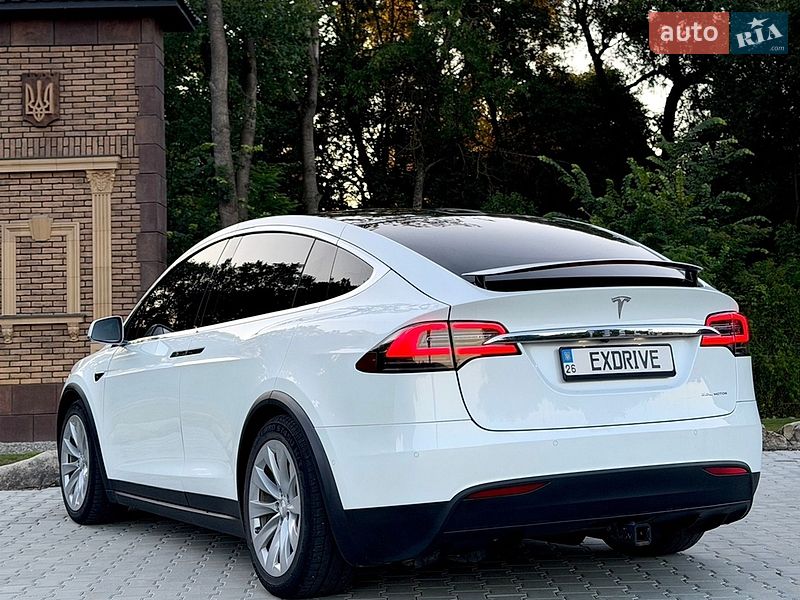 Позашляховик / Кросовер Tesla Model X 2019 в Чернівцях