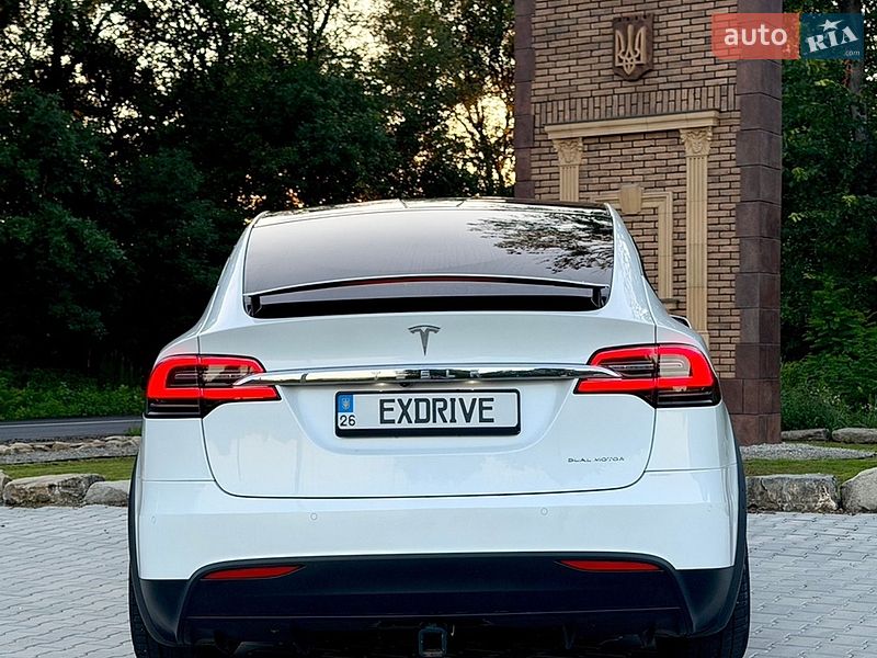Позашляховик / Кросовер Tesla Model X 2019 в Чернівцях