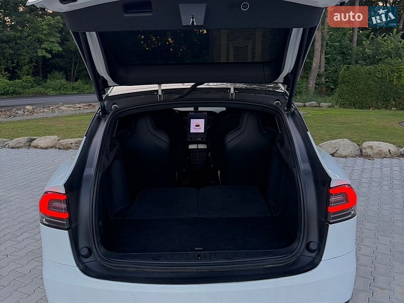 Позашляховик / Кросовер Tesla Model X 2019 в Чернівцях