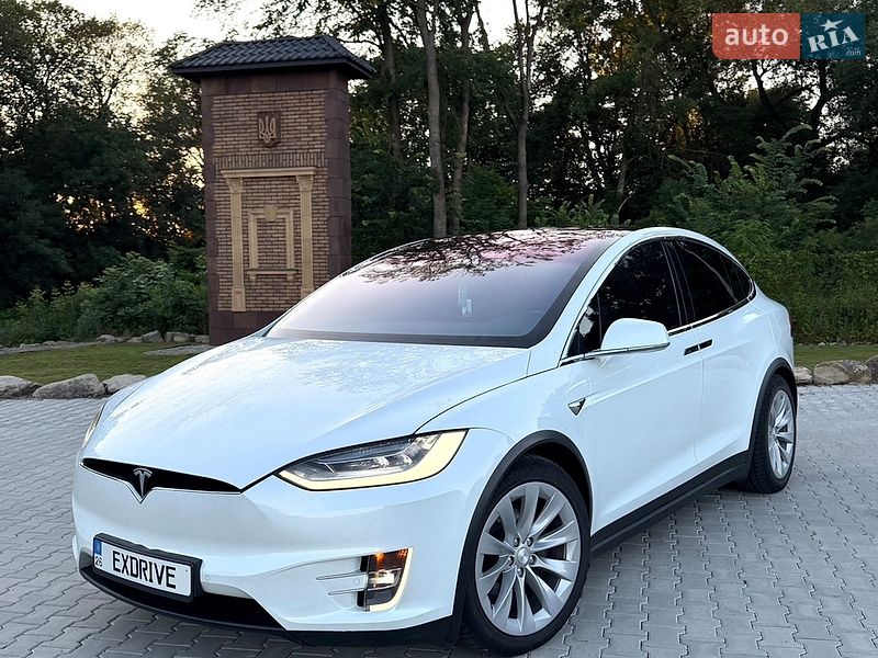 Позашляховик / Кросовер Tesla Model X 2019 в Чернівцях