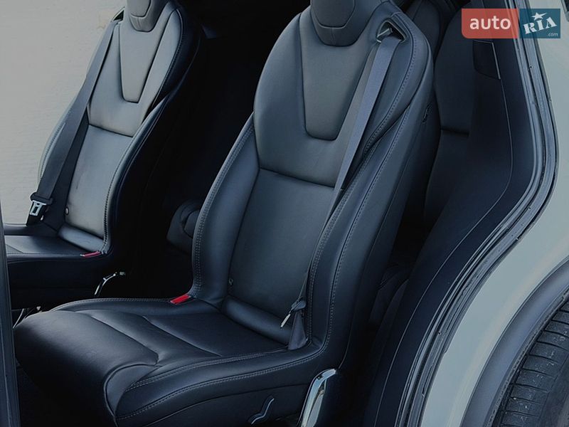Позашляховик / Кросовер Tesla Model X 2019 в Чернівцях
