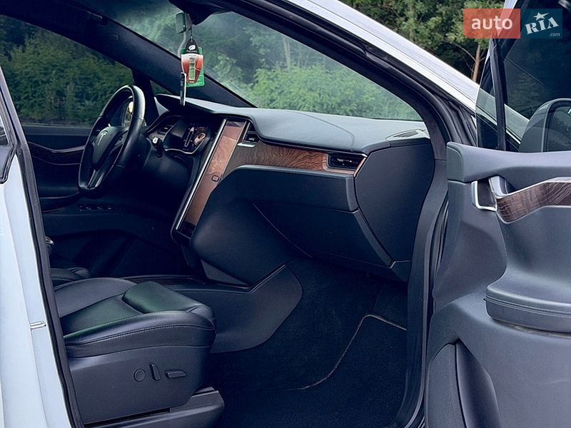 Позашляховик / Кросовер Tesla Model X 2019 в Чернівцях