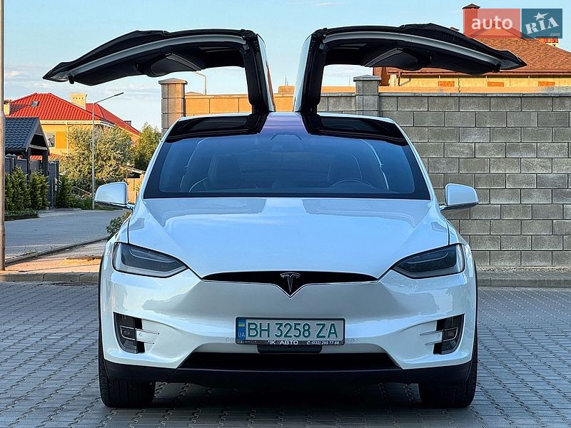 Tesla Model X, фото з оголошення