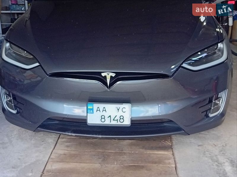 Tesla Model X, photos from the listing