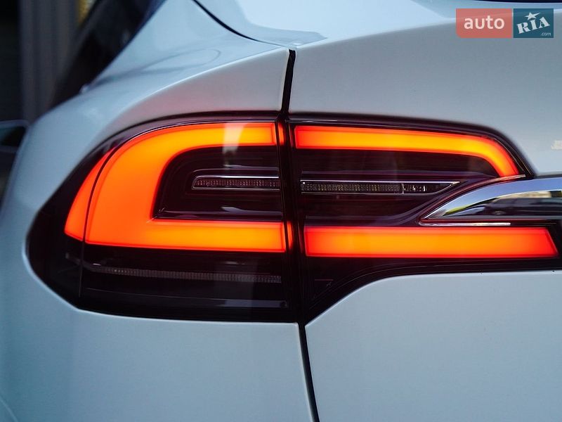 Позашляховик / Кросовер Tesla Model X 2016 в Львові