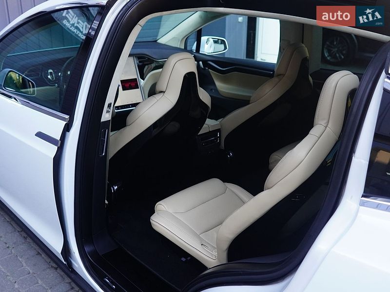 Позашляховик / Кросовер Tesla Model X 2016 в Львові