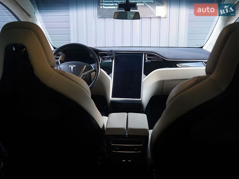 Позашляховик / Кросовер Tesla Model X 2016 в Львові