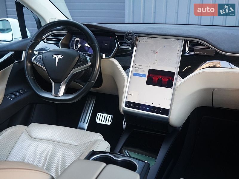 Позашляховик / Кросовер Tesla Model X 2016 в Львові