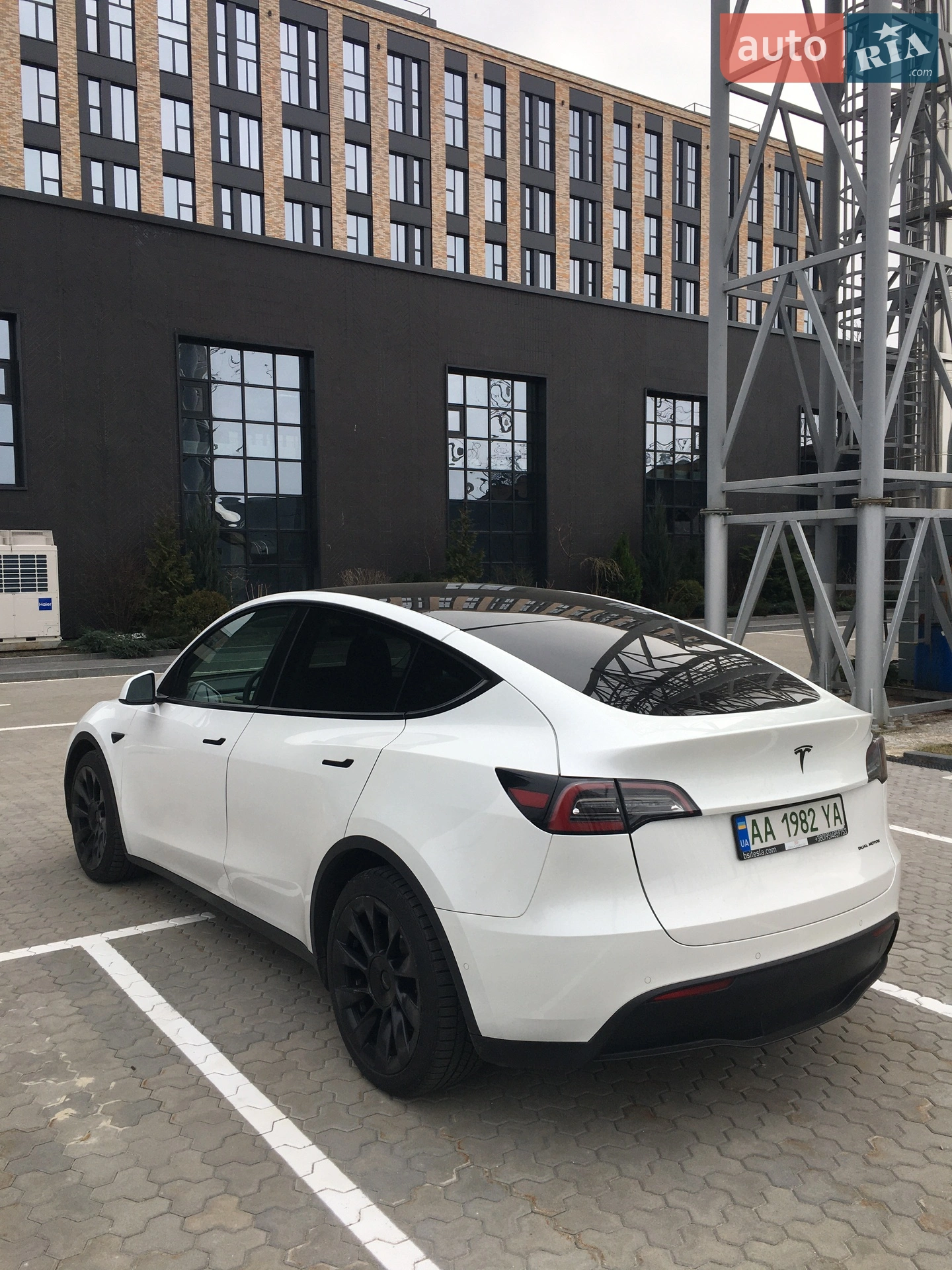 2020 Tesla Model Y - фото 1