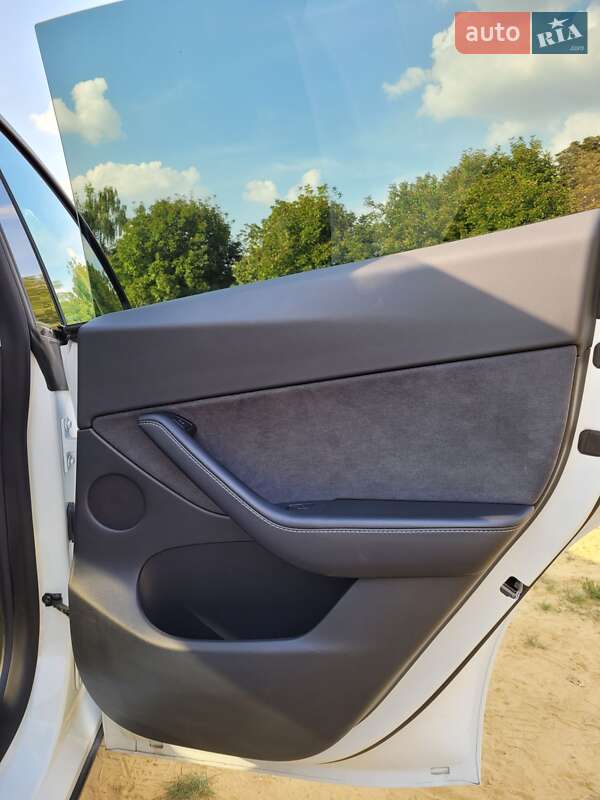Позашляховик / Кросовер Tesla Model Y 2021 в Рівному