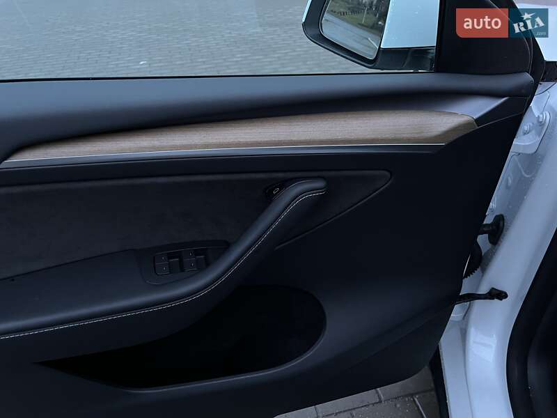 Внедорожник / Кроссовер Tesla Model Y 2023 в Ровно