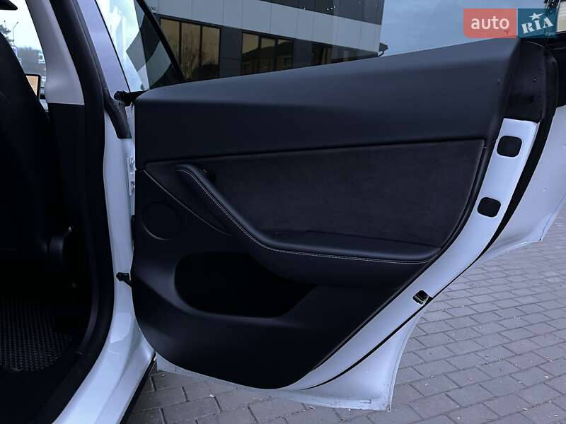 Внедорожник / Кроссовер Tesla Model Y 2023 в Ровно