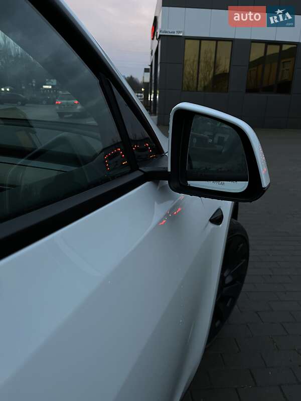 Внедорожник / Кроссовер Tesla Model Y 2023 в Ровно