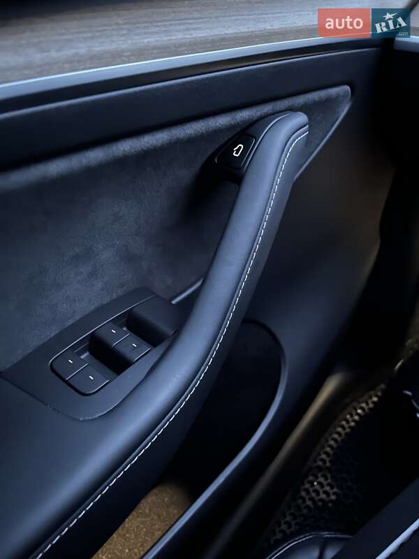 Внедорожник / Кроссовер Tesla Model Y 2023 в Ровно