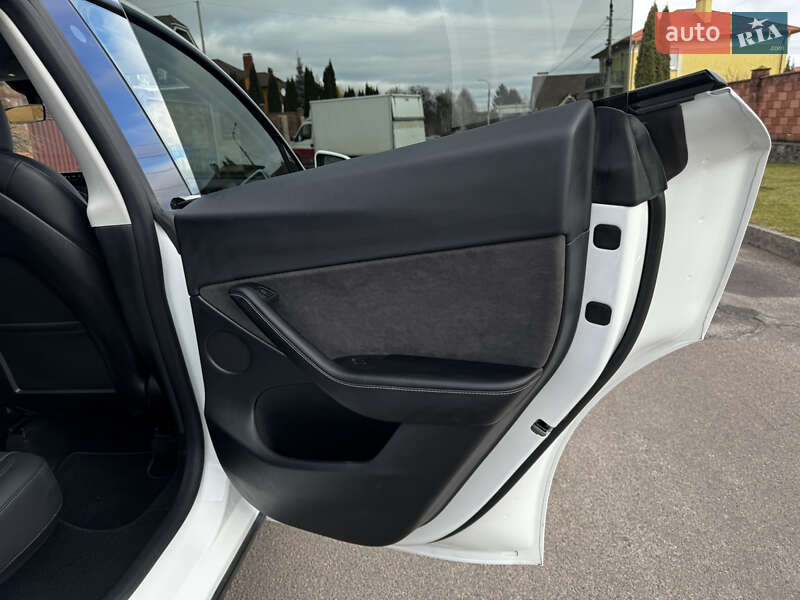Внедорожник / Кроссовер Tesla Model Y 2023 в Ровно