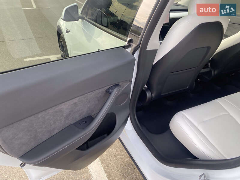 Внедорожник / Кроссовер Tesla Model Y 2022 в Киеве