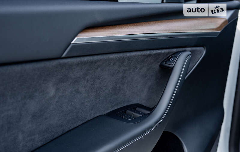 Внедорожник / Кроссовер Tesla Model Y 2022 в Киеве