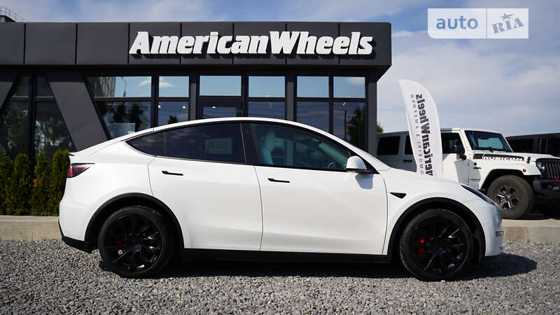 Позашляховик / Кросовер Tesla Model Y 2021 в Чернівцях