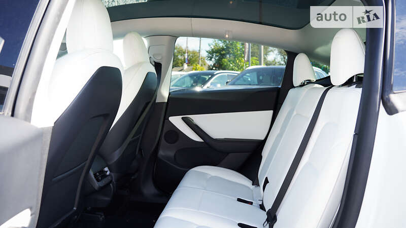 Позашляховик / Кросовер Tesla Model Y 2021 в Чернівцях