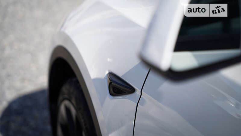 Позашляховик / Кросовер Tesla Model Y 2021 в Чернівцях