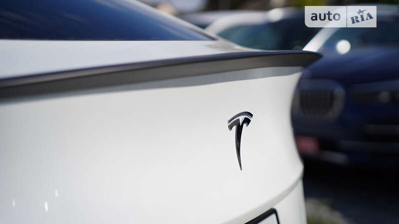 Позашляховик / Кросовер Tesla Model Y 2021 в Чернівцях