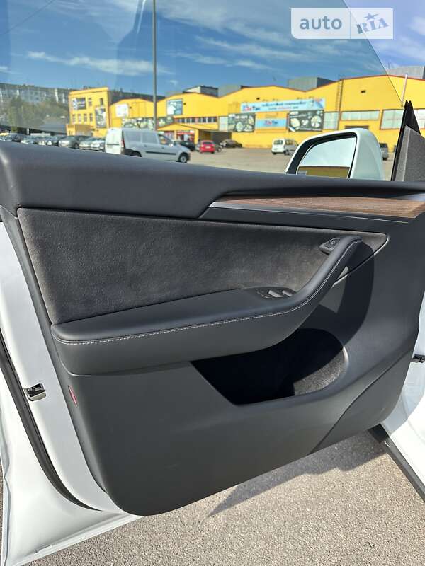 Внедорожник / Кроссовер Tesla Model Y 2023 в Житомире