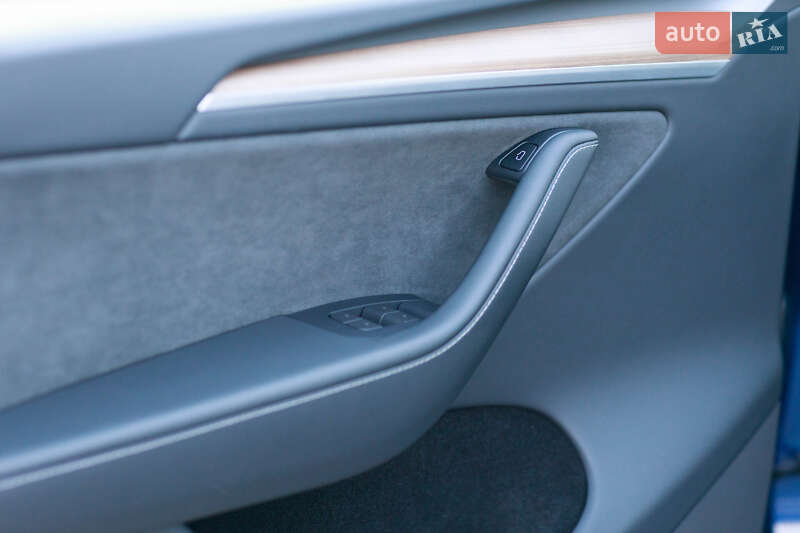 Внедорожник / Кроссовер Tesla Model Y 2023 в Киеве