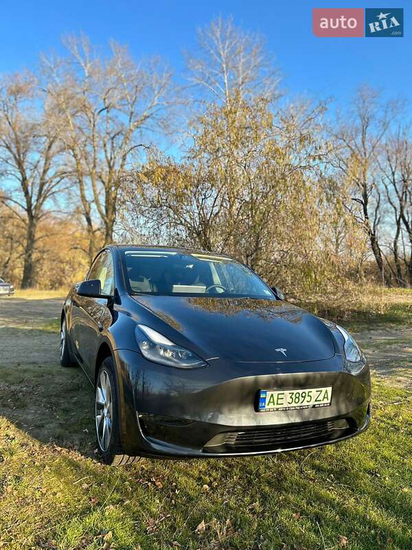 Tesla Model Y 2024