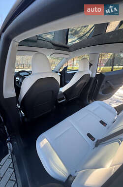 Внедорожник / Кроссовер Tesla Model Y 2024 в 