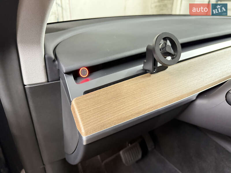 Внедорожник / Кроссовер Tesla Model Y 2024 в Киеве