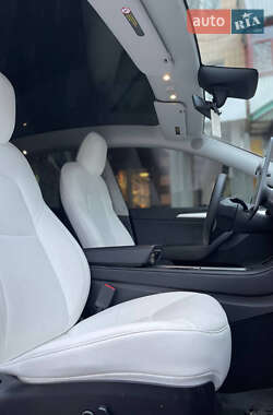 Седан Tesla Model Y 2023 в 
