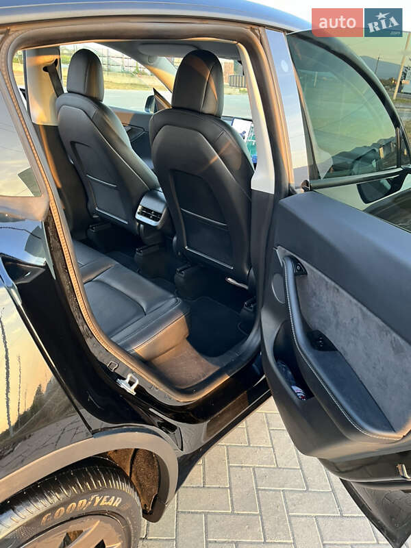Позашляховик / Кросовер Tesla Model Y 2020 в Буштино