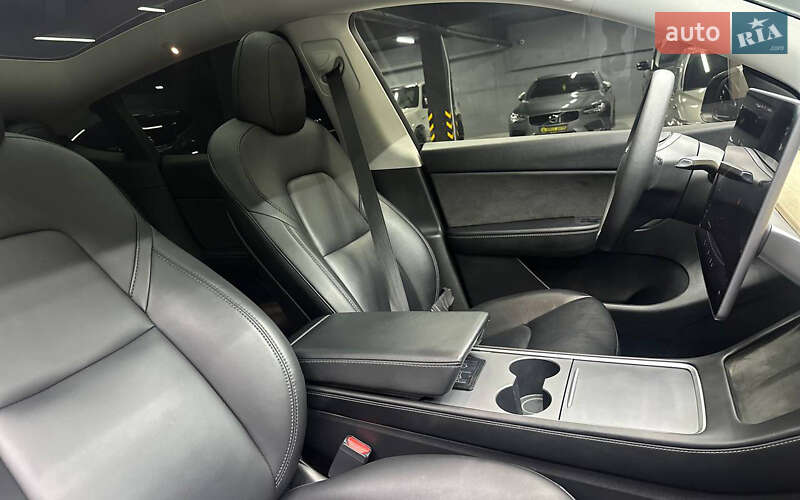 Позашляховик / Кросовер Tesla Model Y 2021 в Чернівцях