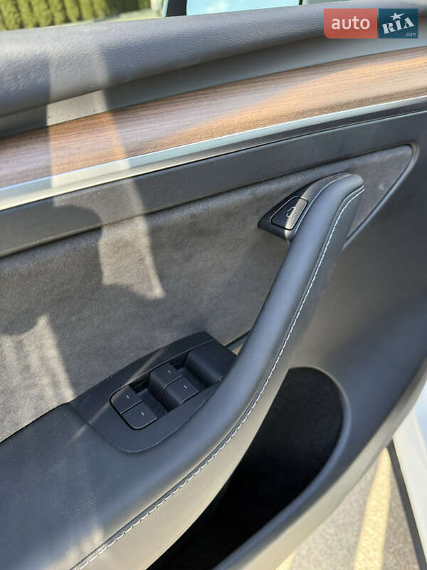 Внедорожник / Кроссовер Tesla Model Y 2022 в Киеве