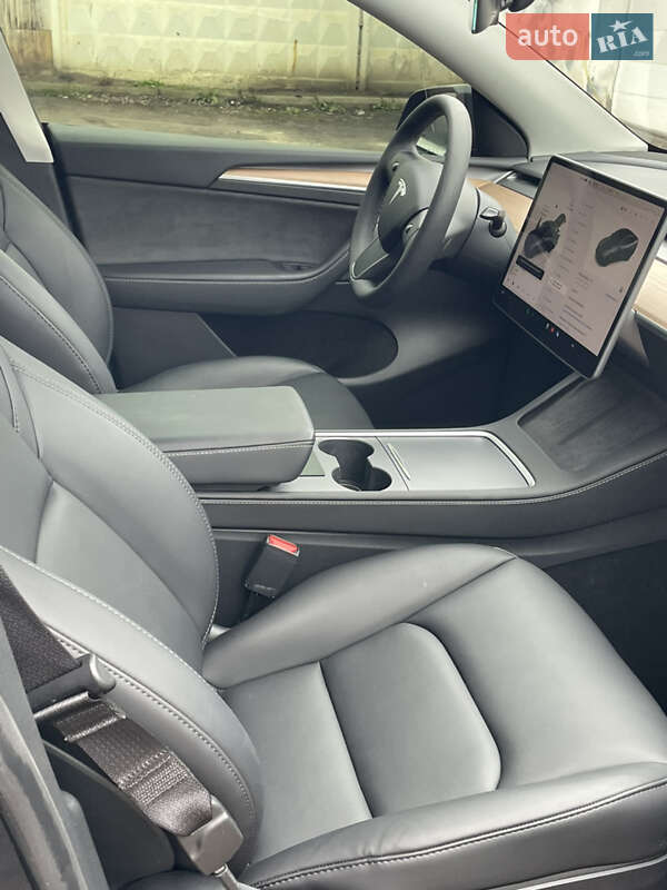 Позашляховик / Кросовер Tesla Model Y 2024 в Івано-Франківську