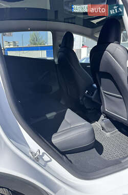 Позашляховик / Кросовер Tesla Model Y 2024 в 