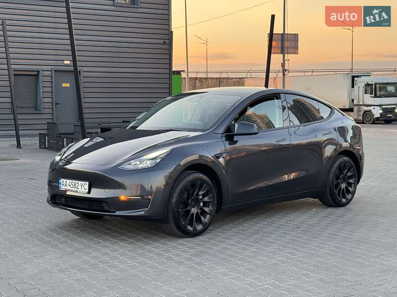 Tesla Model Y 2024