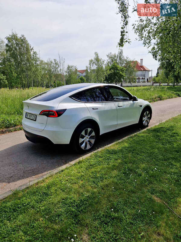 Внедорожник / Кроссовер Tesla Model Y 2023 в Ровно
