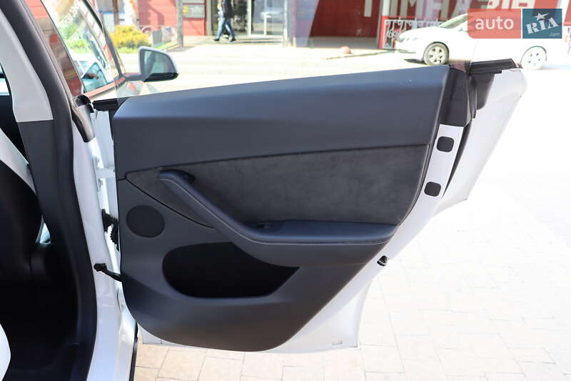 Внедорожник / Кроссовер Tesla Model Y 2023 в Львове
