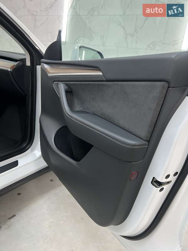 Внедорожник / Кроссовер Tesla Model Y 2024 в Могилев-Подольске