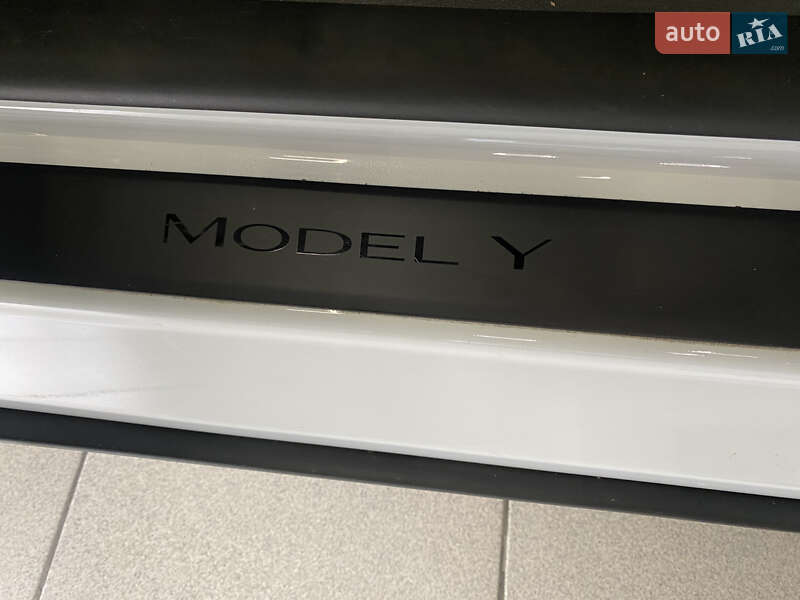 Внедорожник / Кроссовер Tesla Model Y 2024 в Киеве