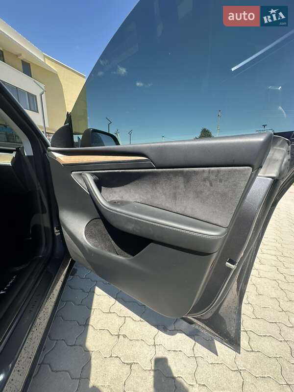 Внедорожник / Кроссовер Tesla Model Y 2023 в Львове