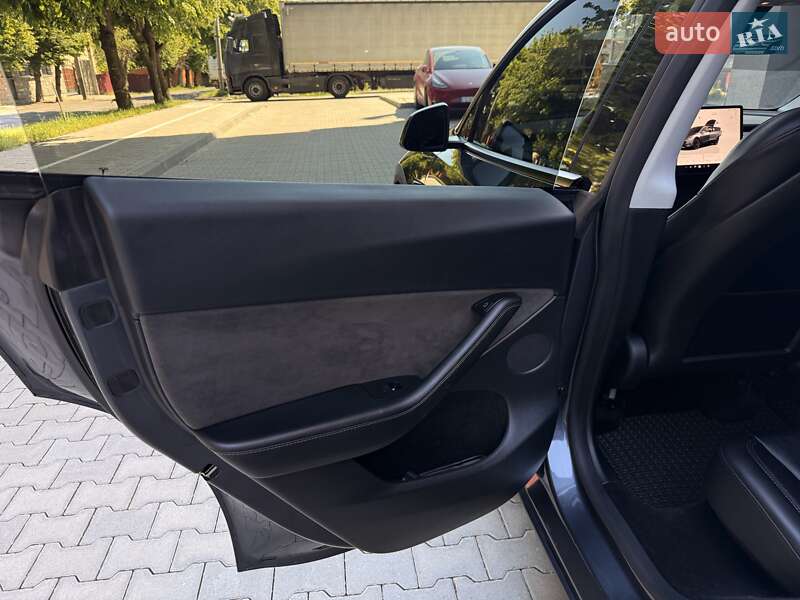 Позашляховик / Кросовер Tesla Model Y 2023 в Чернівцях