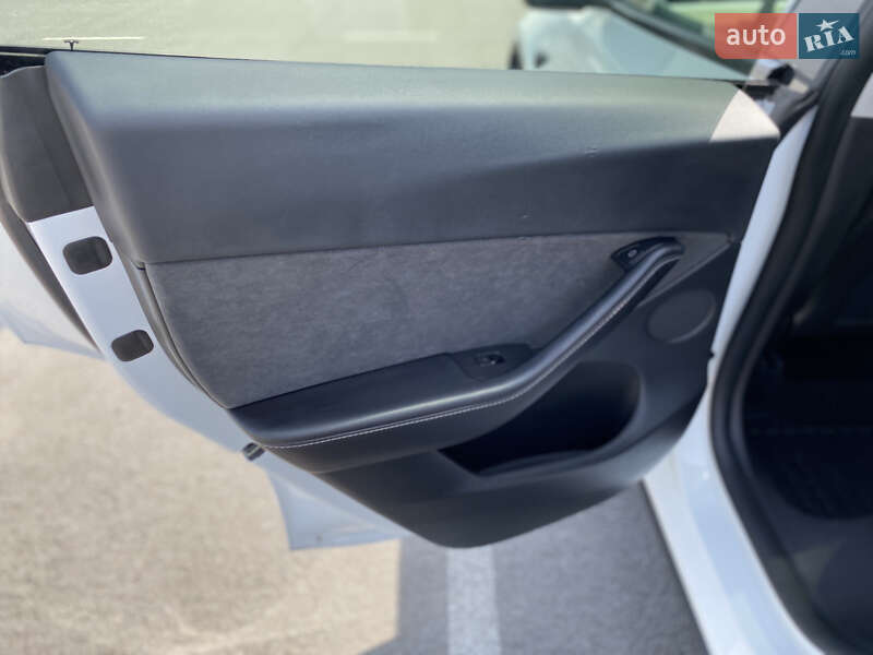 Внедорожник / Кроссовер Tesla Model Y 2021 в Львове