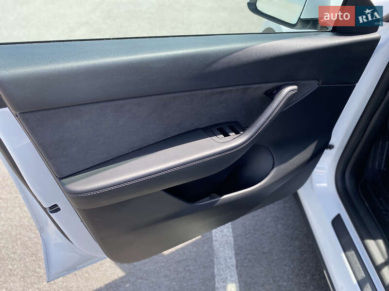 Внедорожник / Кроссовер Tesla Model Y 2021 в Львове