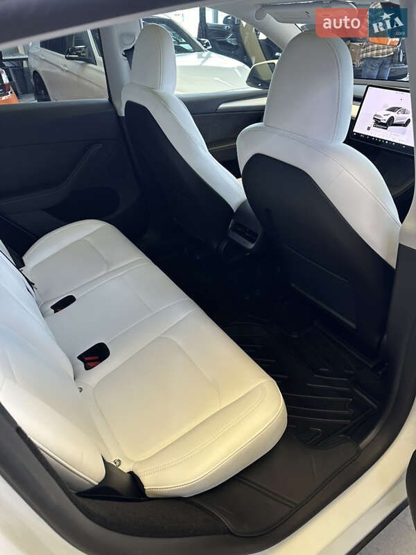 Внедорожник / Кроссовер Tesla Model Y 2024 в Киеве