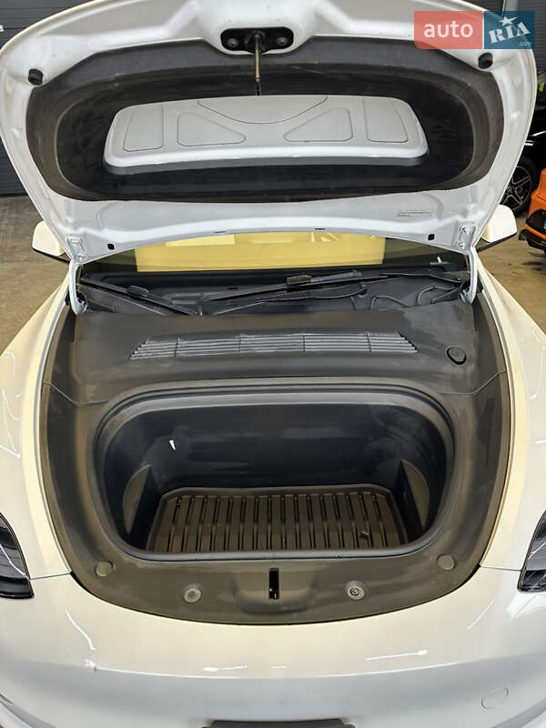 Внедорожник / Кроссовер Tesla Model Y 2024 в Киеве