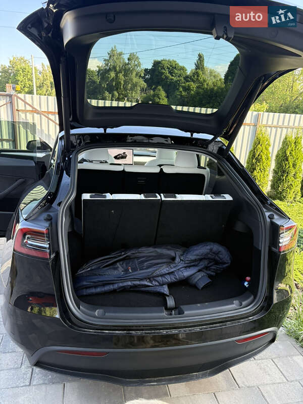 Tesla Model Y 2024