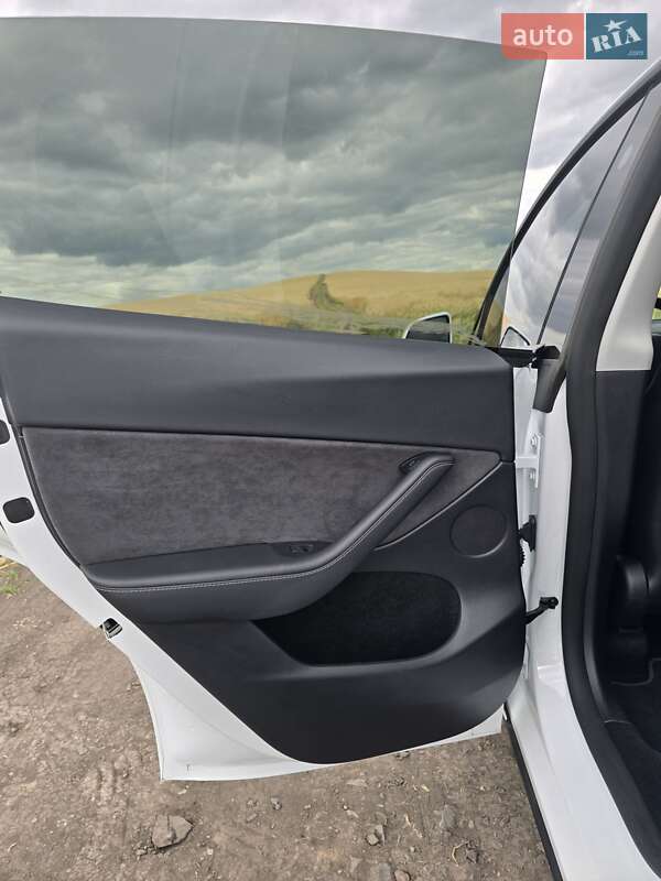 Внедорожник / Кроссовер Tesla Model Y 2023 в Львове